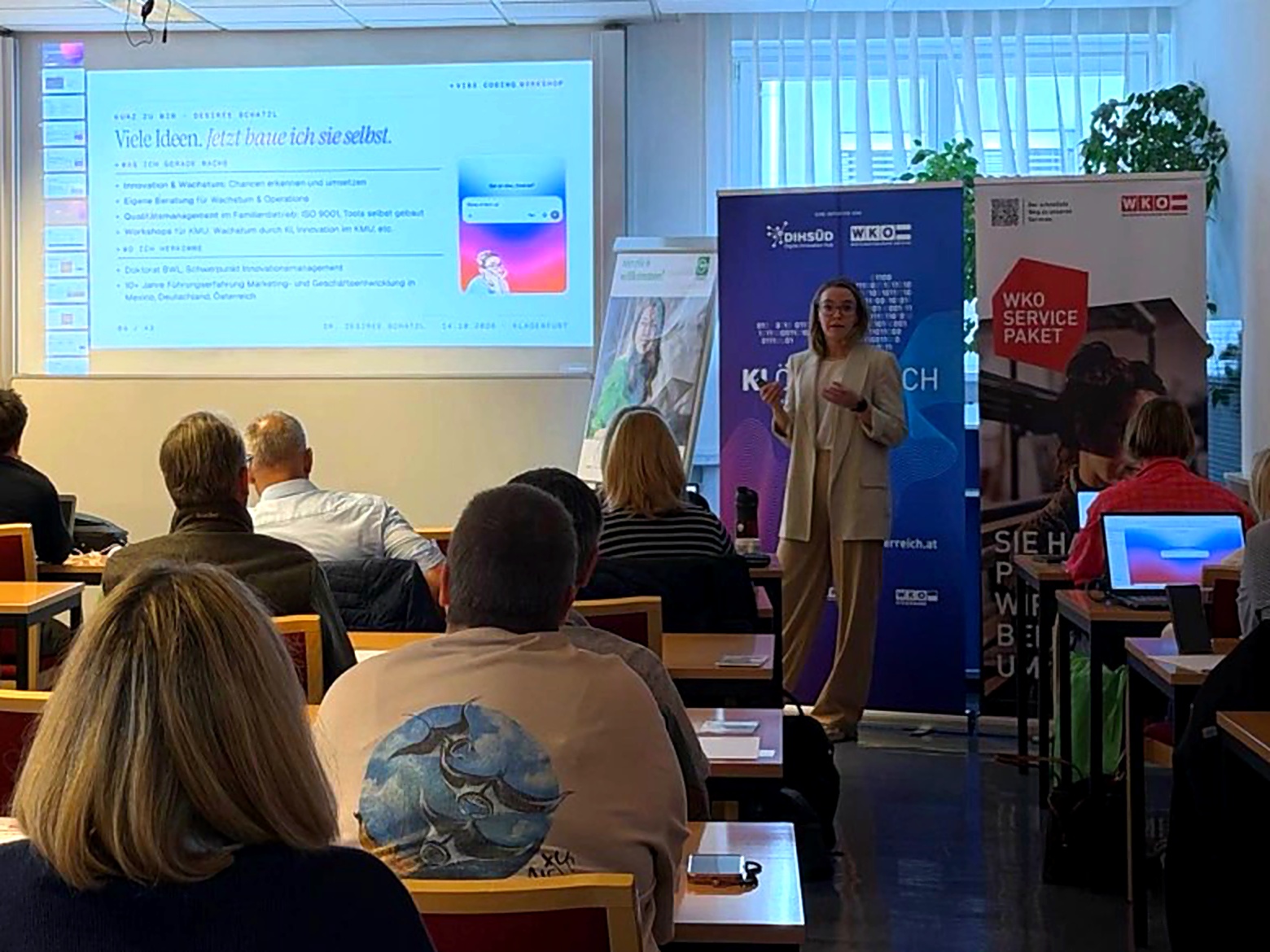 Desirée Schatzl leitet einen Workshop zum Bauen mit KI